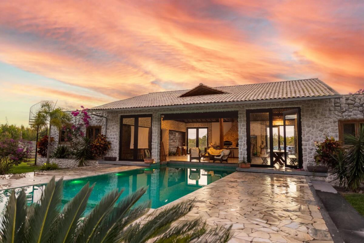 Luxury holiday accommodation in Pokolbin, Hunter Valley with vineyard views